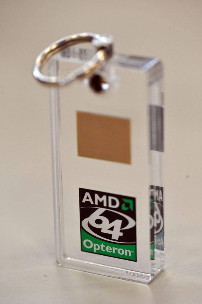 [11/03/2008] Der Hauptpreis beim AMD-Quiz: ein exklusiver Schlüsselanhänger mit Opteron-Die.