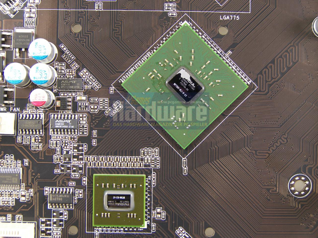 [28/03/2008] Asus P5N-D: Unter dem Kühler sitzt neben dem Nforce 750i SPP der Zusatz-Chip Nforce 200. (Bild: PCGH)