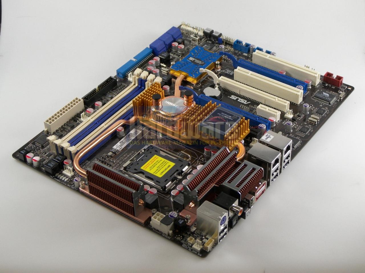 [28/03/2008] Asus Striker 2 NSE mit Nforce 790i SLI und Anschlüssen für eine Wasserkühlung. (Bild: PCGH)