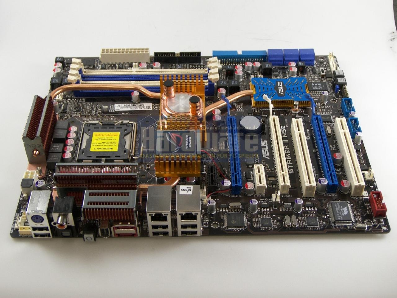 [28/03/2008] Asus Striker 2 NSE mit Nforce 790i SLI und Anschlüssen für eine Wasserkühlung. (Bild: PCGH)