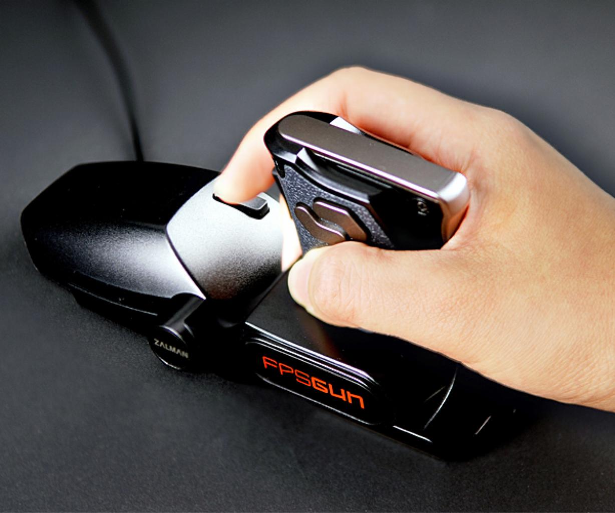 [06/03/2008] Zalmans Versuch, den Markt der Eingabegeräte aufzurollen, scheiterte auch kläglich an der Akzeptanz des Kunden. Die FPS-Gun verschwand wieder in der Versenkung.