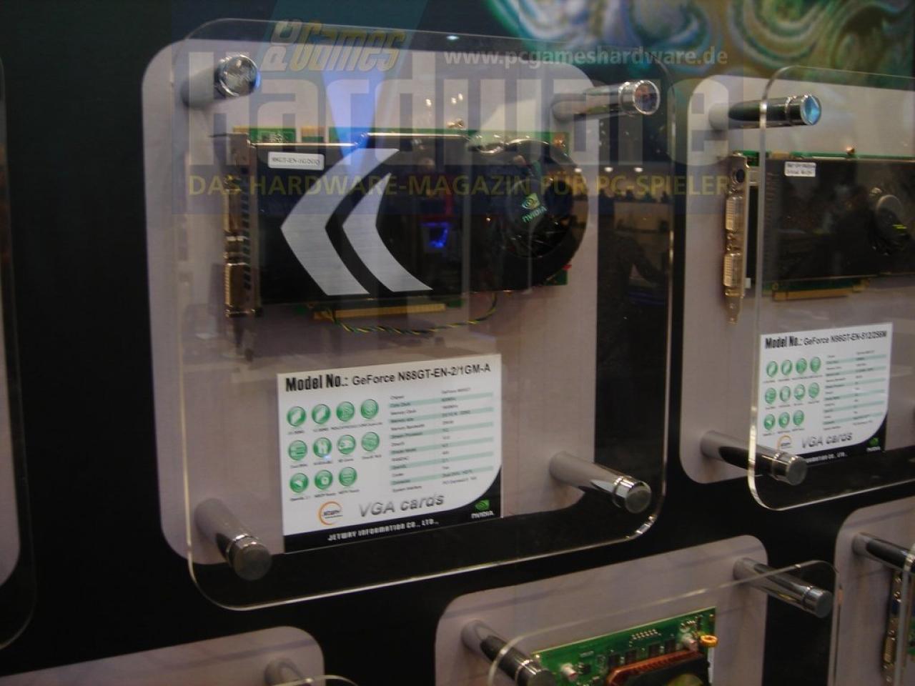 [03/03/2008] Neben MSI präsentiert auch Jetway entsprechende Modelle der Geforce 9600 GT mit 2 GiByte VRAM und Dual-Slot-Kühler (Bild: PCGH)