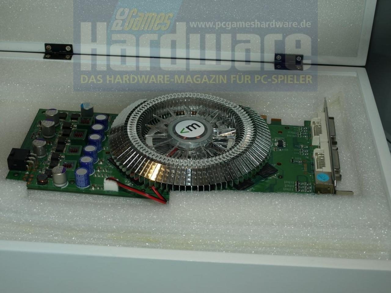 [03/03/2008] Mushkin jetzt auch mit Grafikkarten. Die spezielle Kühlung der Geforce 8800GT soll ca. 30 Kelvin bessere Temperaturen bringen. (Bild: PCGH)