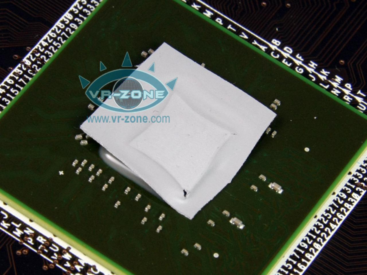 [15/03/2008] Asus Striker II Extreme 3-Wege-SLI mit nForce 790i (Bild: VR-Zone)