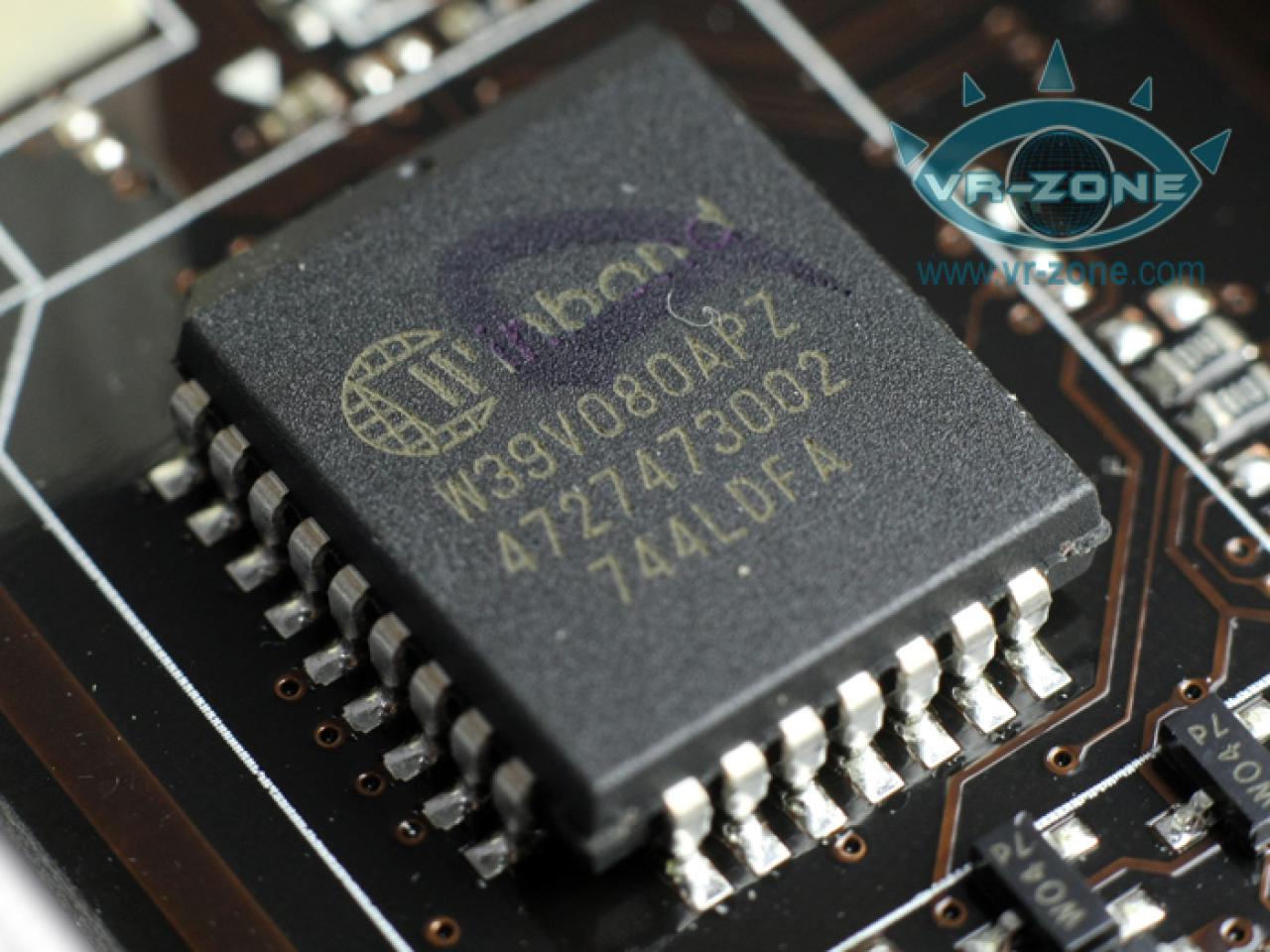 [15/03/2008] Asus Striker II Extreme 3-Wege-SLI mit nForce 790i (Bild: VR-Zone)