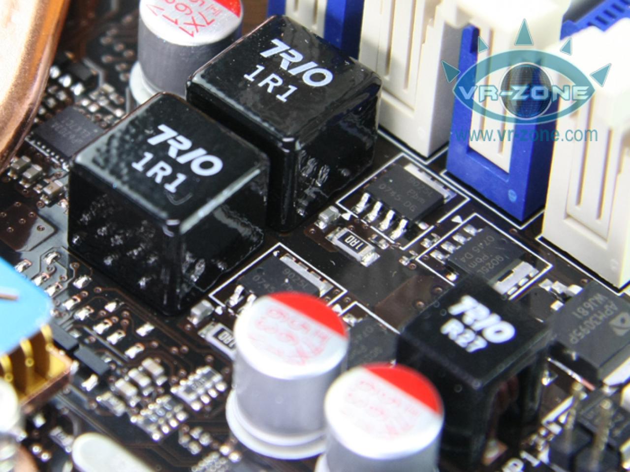 [15/03/2008] Asus Striker II Extreme 3-Wege-SLI mit nForce 790i (Bild: VR-Zone)