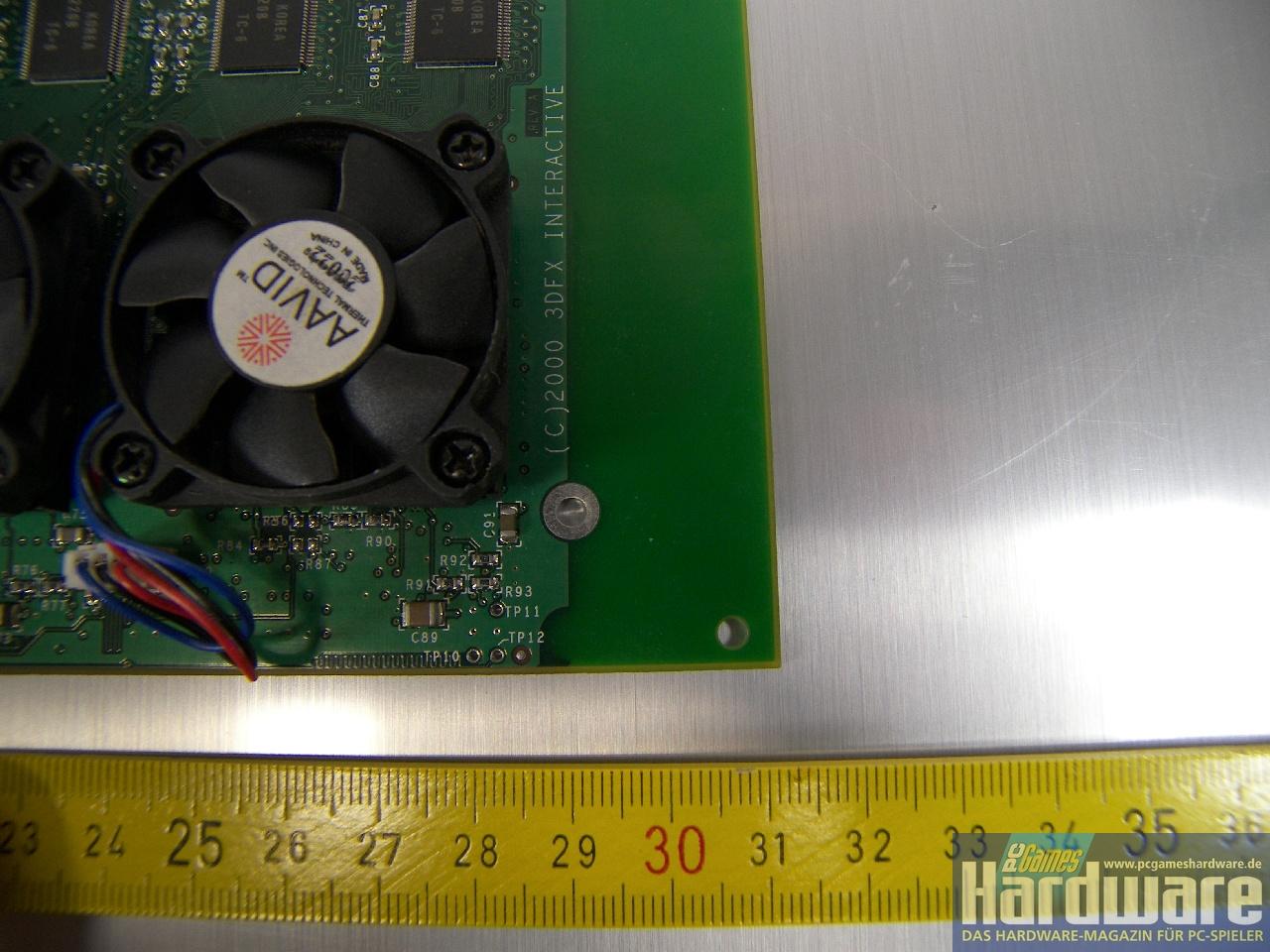 [13/03/2008] Die Voodoo5 6000 misst 31 Zentimeter (Bild: PCGH)