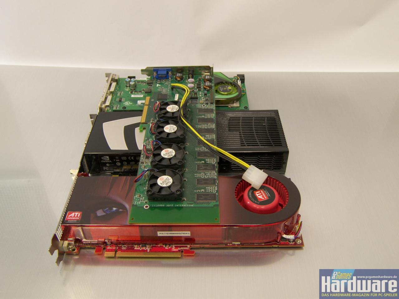 [20/03/2008] Voodoo5 6000, Geforce 9800 GX2, Radeon HD 3870 X2 und Geforce 7950 GX2 im Vergleich (Bild: PCGH)