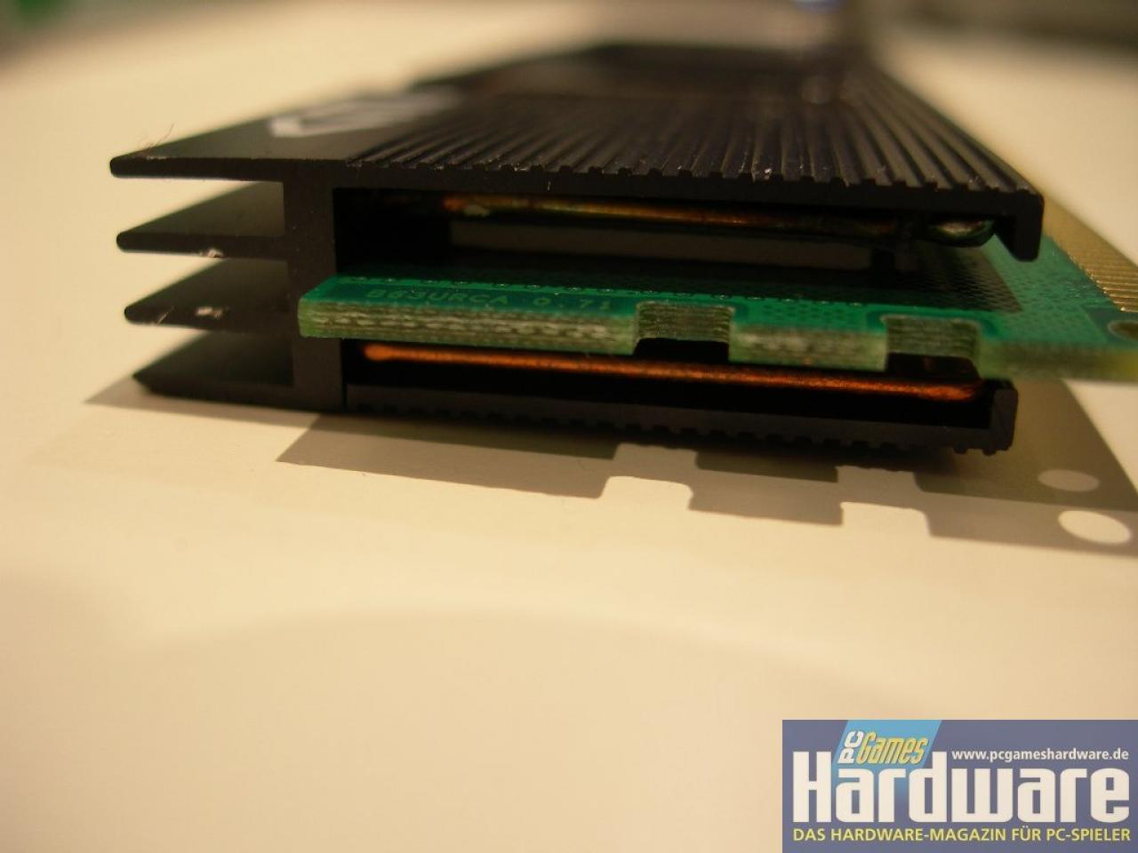 [04/03/2008] Zwischen Speicherchips und Kühlkörper befindet sich eine flache Heatpipe.