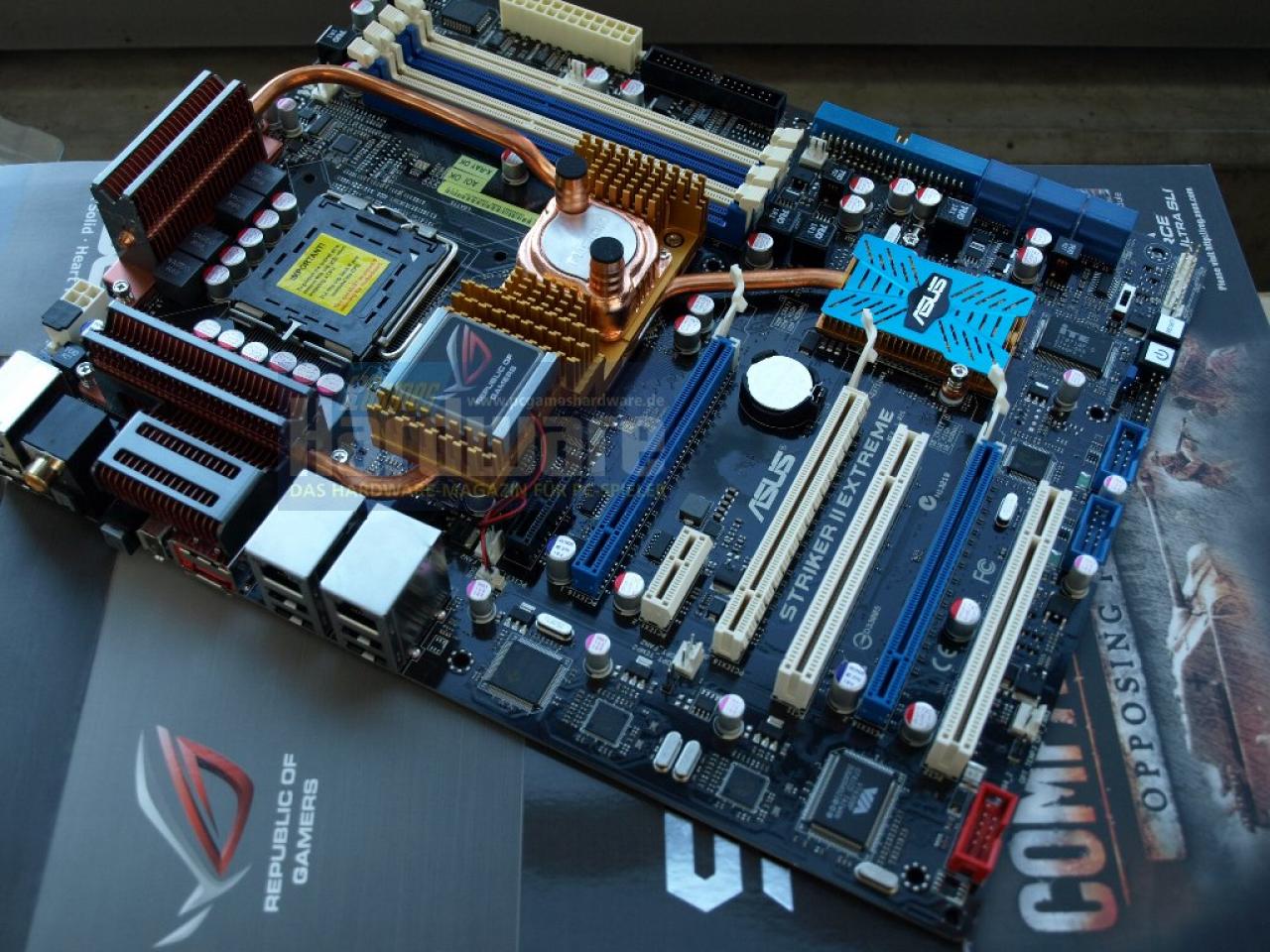 [05/03/2008] Unser Testmuster: Das Striker 2 Formula von Asus mit Anschlüssen für Wasserkühlung, DDR3-Bänken und neuem Nvidia-Chipsatz (Bild: PCGH)