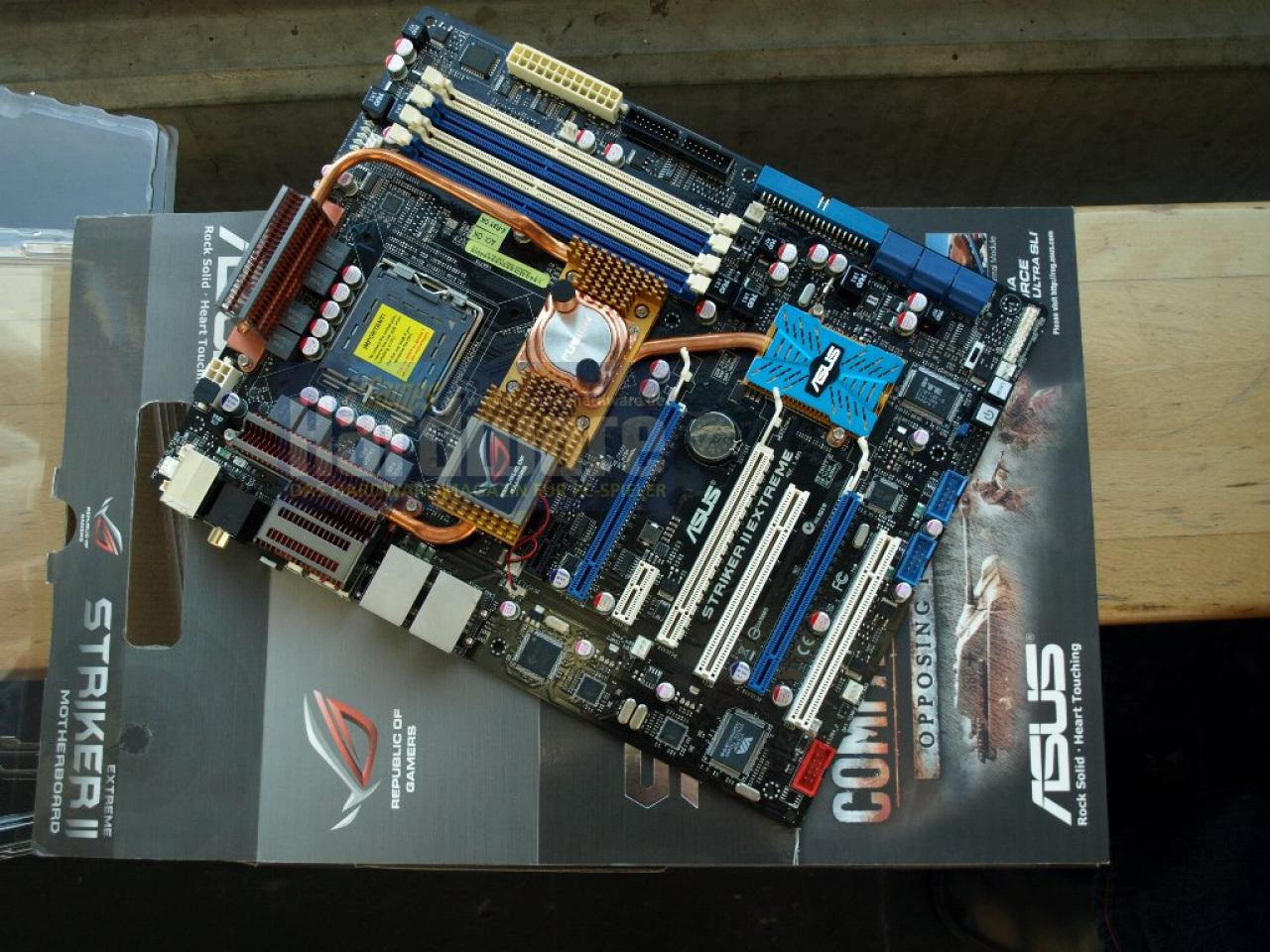 [05/03/2008] Unser Testmuster: Das Striker 2 Formula von Asus mit Anschlüssen für Wasserkühlung, DDR3-Bänken und neuem Nvidia-Chipsatz (Bild: PCGH)