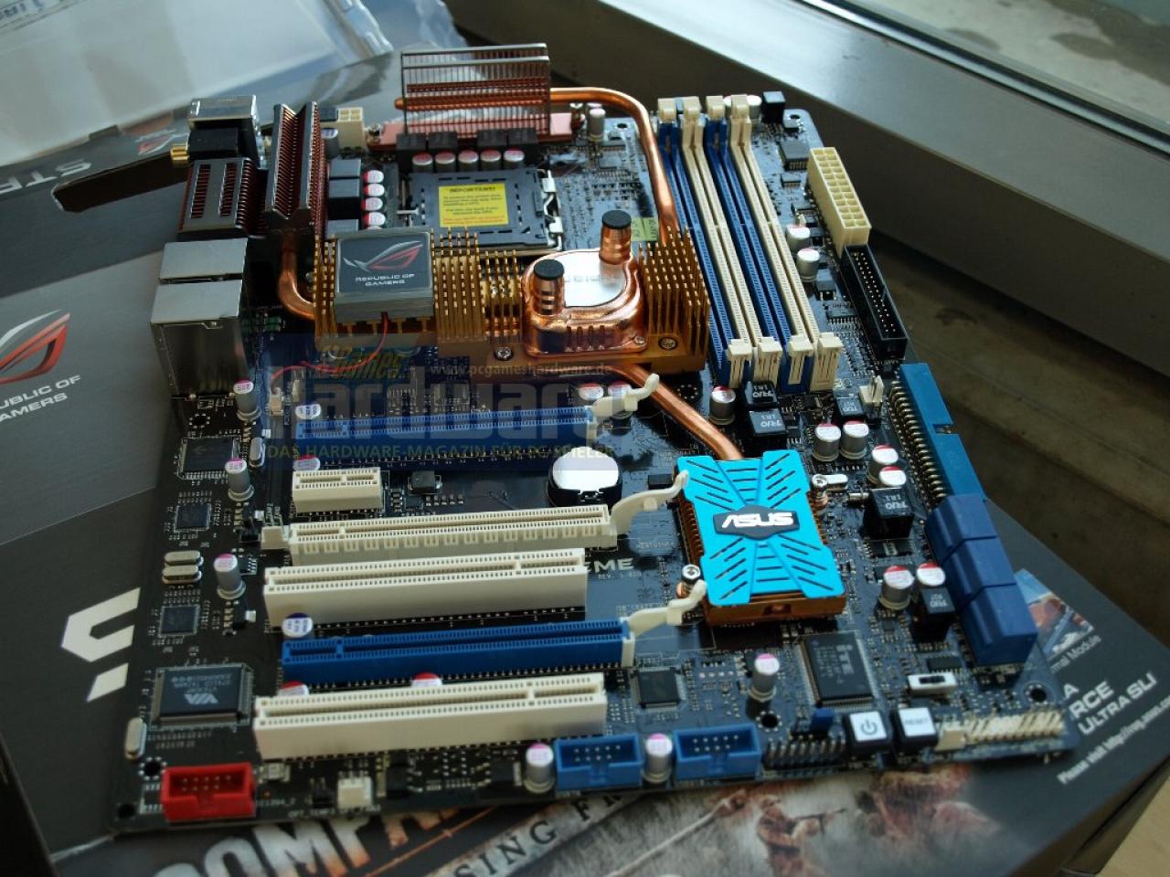 [05/03/2008] Unser Testmuster: Das Striker 2 Formula von Asus mit Anschlüssen für Wasserkühlung, DDR3-Bänken und neuem Nvidia-Chipsatz (Bild: PCGH)