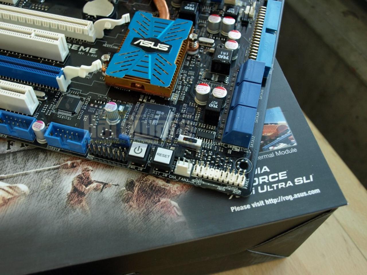 [05/03/2008] Unser Testmuster: Das Striker 2 Formula von Asus mit Anschlüssen für Wasserkühlung, DDR3-Bänken und neuem Nvidia-Chipsatz (Bild: PCGH)