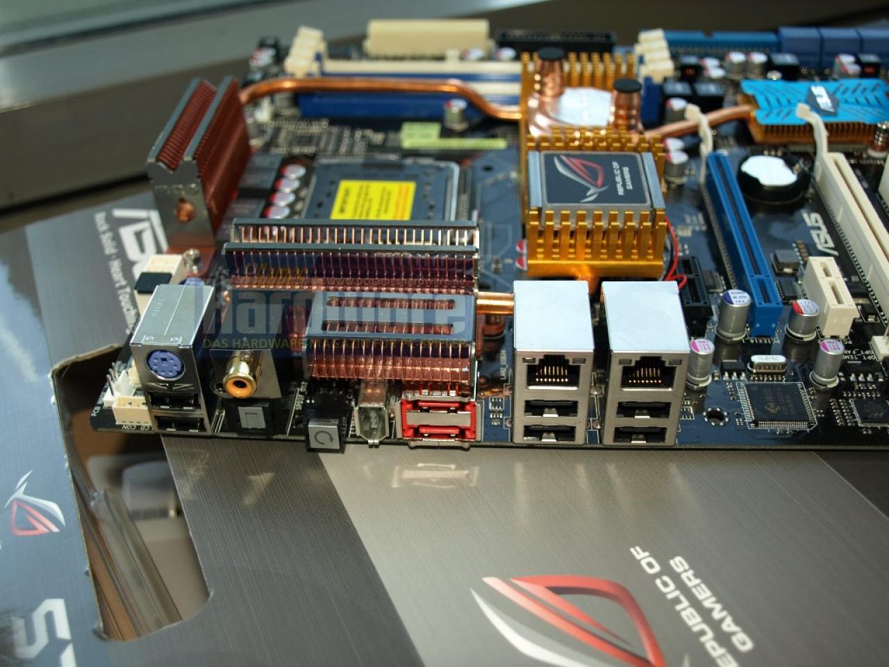 [05/03/2008] Unser Testmuster: Das Striker 2 Formula von Asus mit Anschlüssen für Wasserkühlung, DDR3-Bänken und neuem Nvidia-Chipsatz (Bild: PCGH)