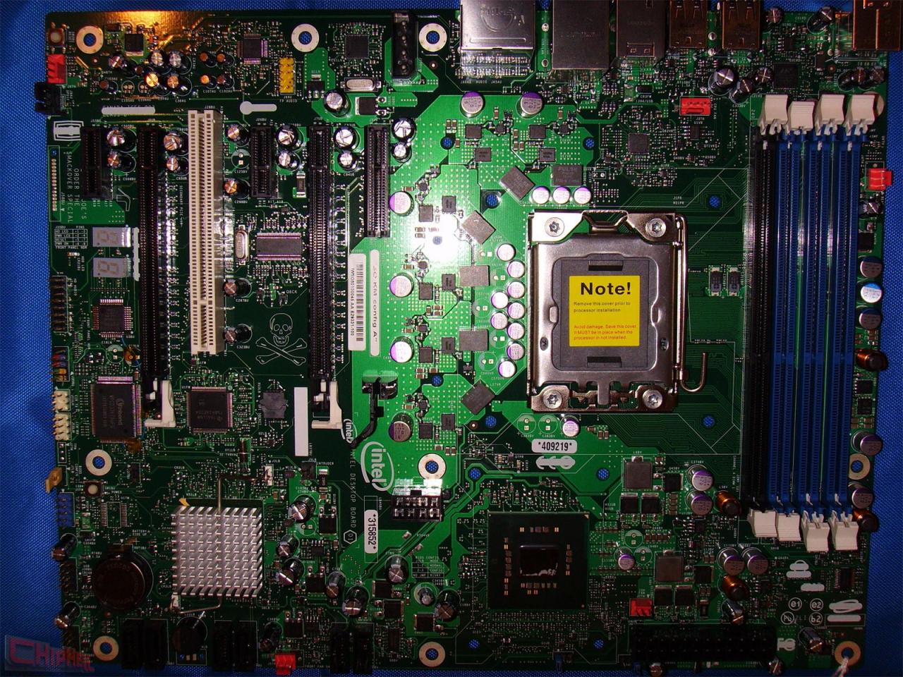 [20/03/2008] Intel DX58SO: Nachdem immer mehr Bilder und Spezifikationen der Prozessoren bekannt geworden sind, rückt Intel nun auch mit dem Namen der zugehörigen Hauptplatine raus (Bild: Chiphell.com)