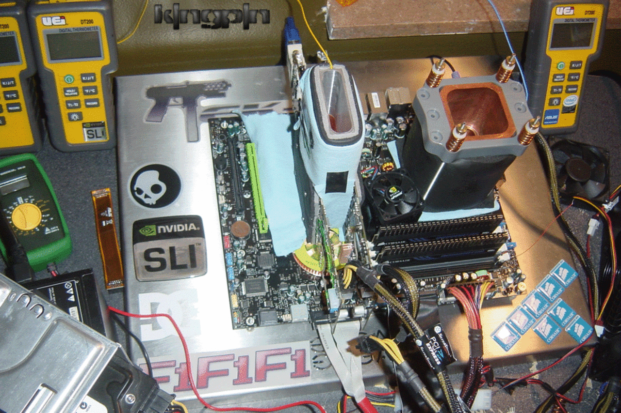 [17/03/2008] EVGA 9800GX2 auf 790i Ultra SLI Das Testsystem vorbereitet für Flüssigstickstoff (Bild: kingpin)