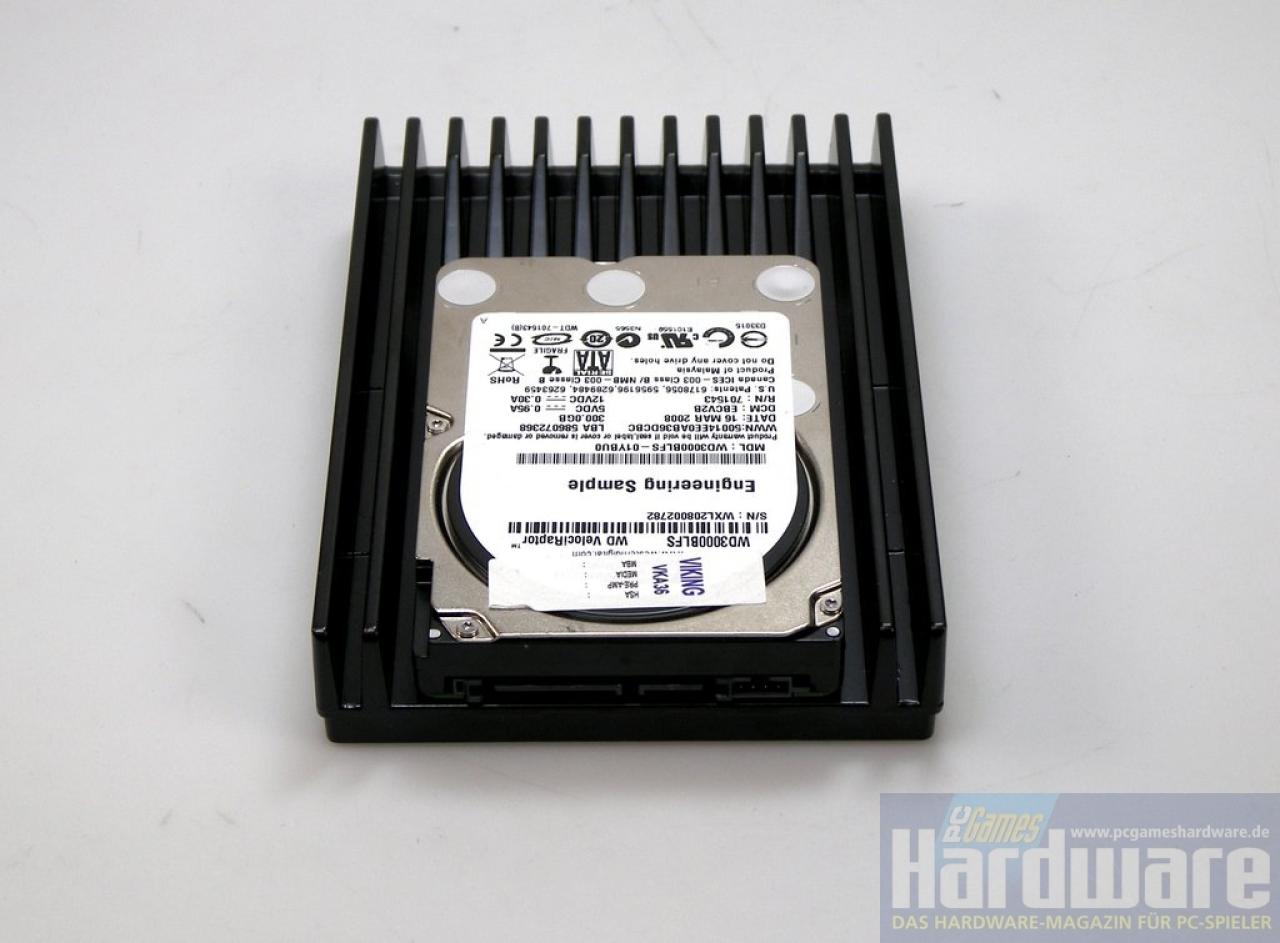[23/04/2008] Die Platte ist mit vier Torx-Schrauben am Icepack befestigt und liegt nicht direkt auf - dennoch kühlt der Rahmen.