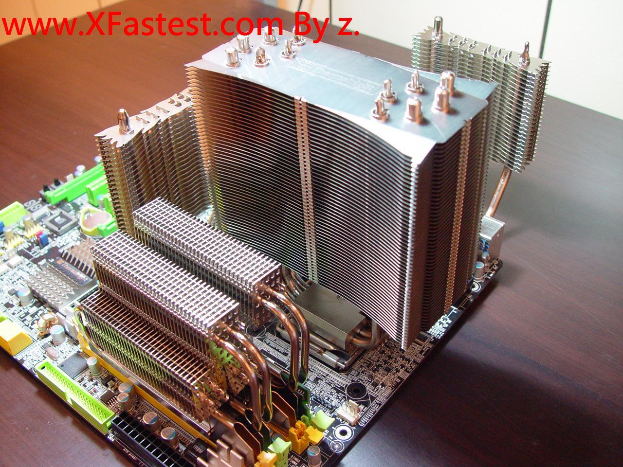 [24/04/2008] DFI liefert das X48-T2R ab morgen zusammen mit diversen Kühlern des Spezialisten Thermalright aus. Leider ist das Set vorerst nur für den koreanischen Markt bestimmt. Ein Preis ist noch nicht bekannt, er dürfte aber ebenso imposant wie die Bilder ausfallen (Bild: Xfastest.com)