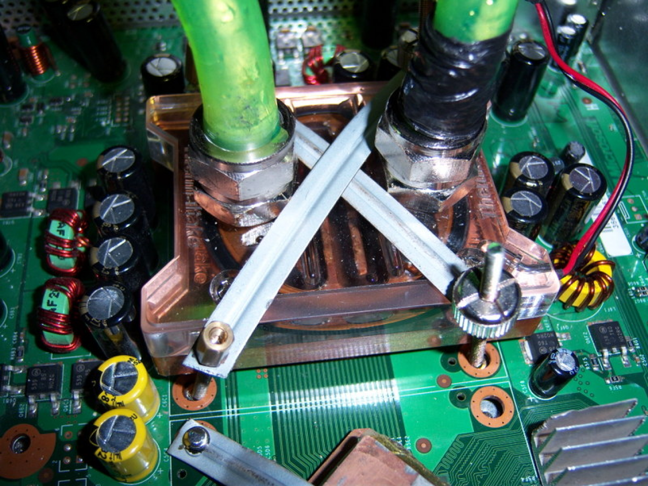 [20/04/2008] WaKü-Mod für die 360: Metallbänder halten den CPU-Kühler
