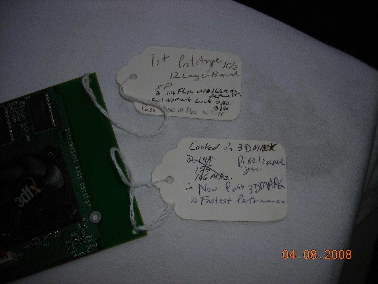 [11/04/2008] 3dfx Voodoo5 6000 Rev. 3900. Schön zu sehen: Erst instabil, dann standhaft. (Bild: Gary Donovan, thedodgegarage.com/3dfx)
