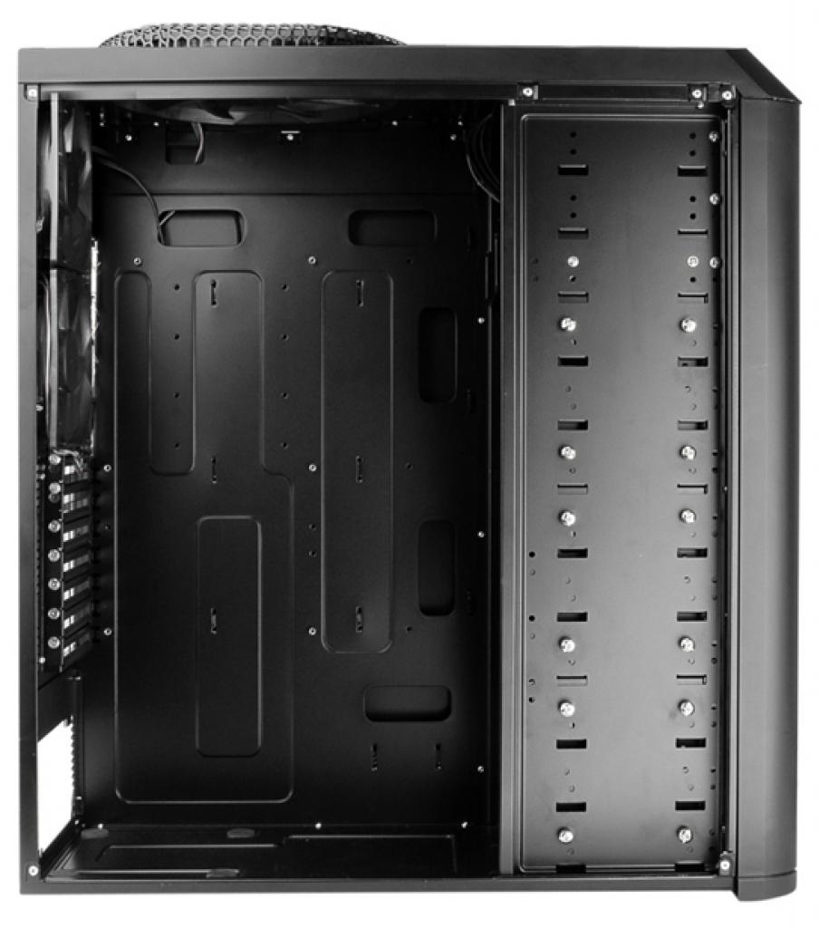 [29/04/2008] Das Antec Twelve Hundred bietet satte zwölf Laufwerksschächte.