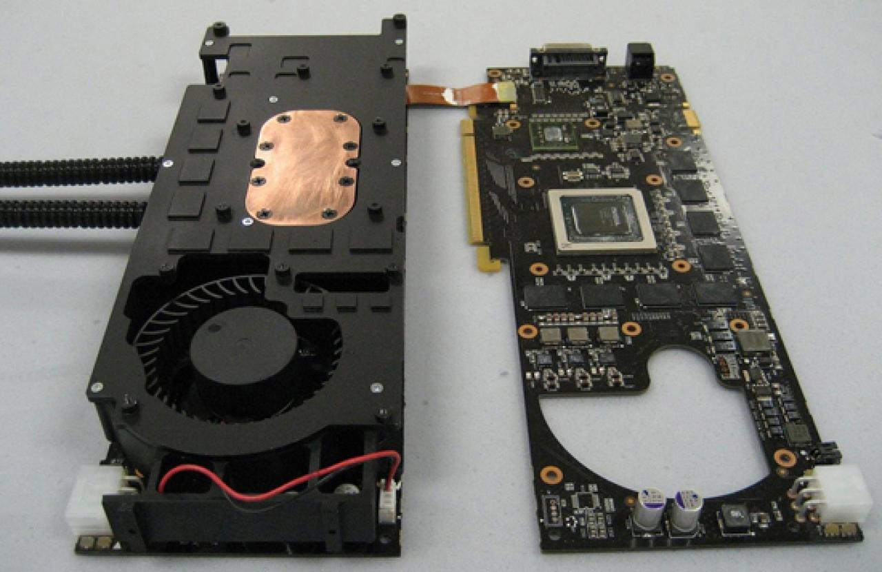 [03/04/2008] Asetek: Wie bei der Geforce 9800 GX2 üblich liegt der Kühler zwischen den beiden PCBs.