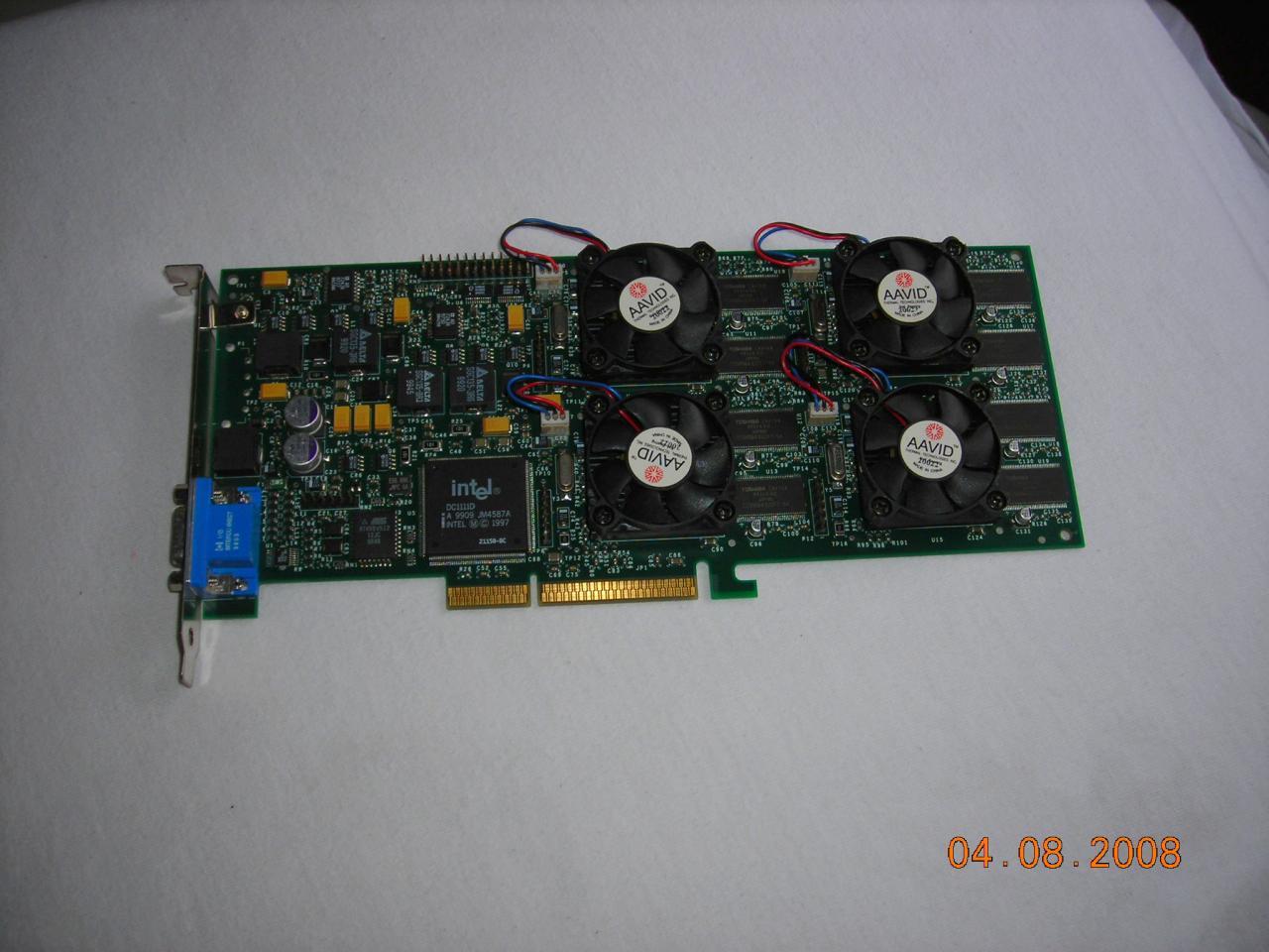 [11/04/2008] Die Voodoo5 6000 von der Comdex '99: ein Dummy mit vier Voodoo3-Chips und keinerlei Funktion (Bild: Gary Donovan, thedodgegarage.com/3dfx)