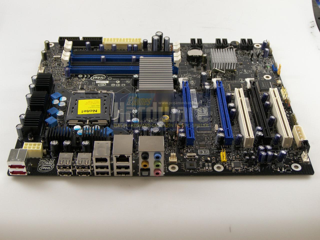 [11/04/2008] Zwei E-SATA-Ports, achtmal USB, Firewire, Gigabit-LAN, ein optischer Ausgang und analoge Sound-Anschlüsse. Auf PS2 verzichtet Intel komplett. (Bild. PCGH)