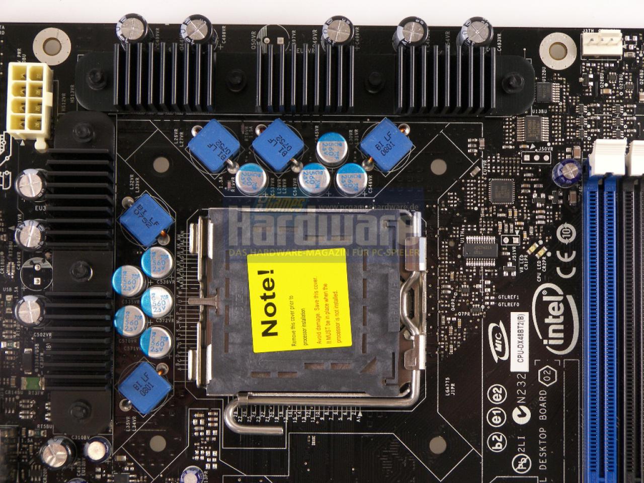 [11/04/2008] Der CPU-Sockel samt gekühlter Spannungswandler (Bild: PCGH)