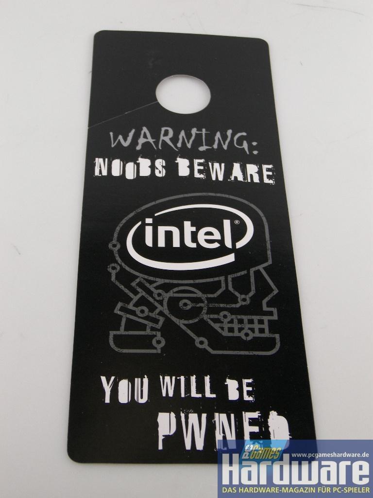[11/04/2008] Ein mitgeliefertes Schild für den Türgriff warnt n00bs auf der LAN-Party. (Bild: PCGH)