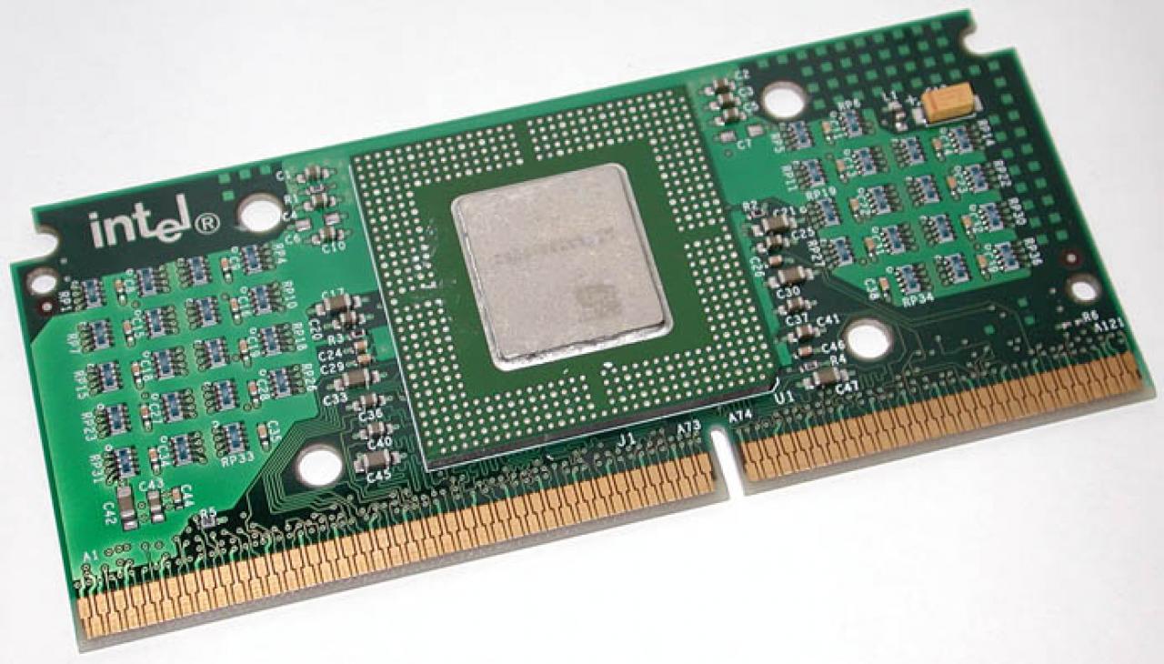 [14/04/2008] Der erste Celeron (Codename Covington) auf seiner Slot-1-Platine.