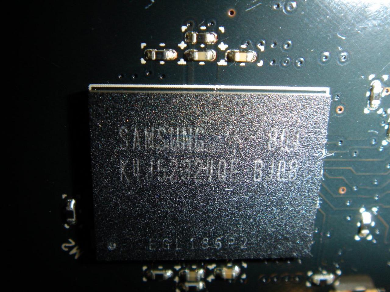 [01/04/2008] Point of View Geforce 9800 GTX: 0,833ns-GDDR3-RAM von Samsung. Theoretisch gut für 1.200 MHz (Bild: PCGH)