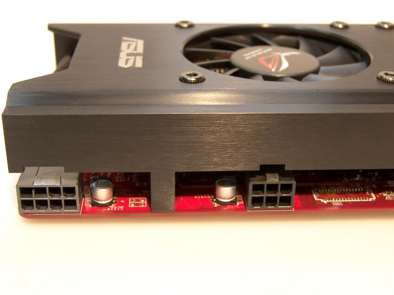 [21/04/2008] Die Asus-Karte benötigt einen einen Acht-Pin- und einen Sechs-Pin-Stromstecker.