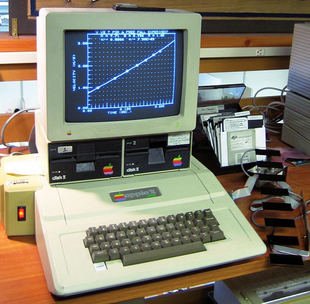 [15/04/2008] Apple II mit zwei Diskettenlaufwerken: Der Rechner kann neben Text auch einfache Grafiken anzeigen, zu dieser Zeit ist das nicht selbstverständlich.