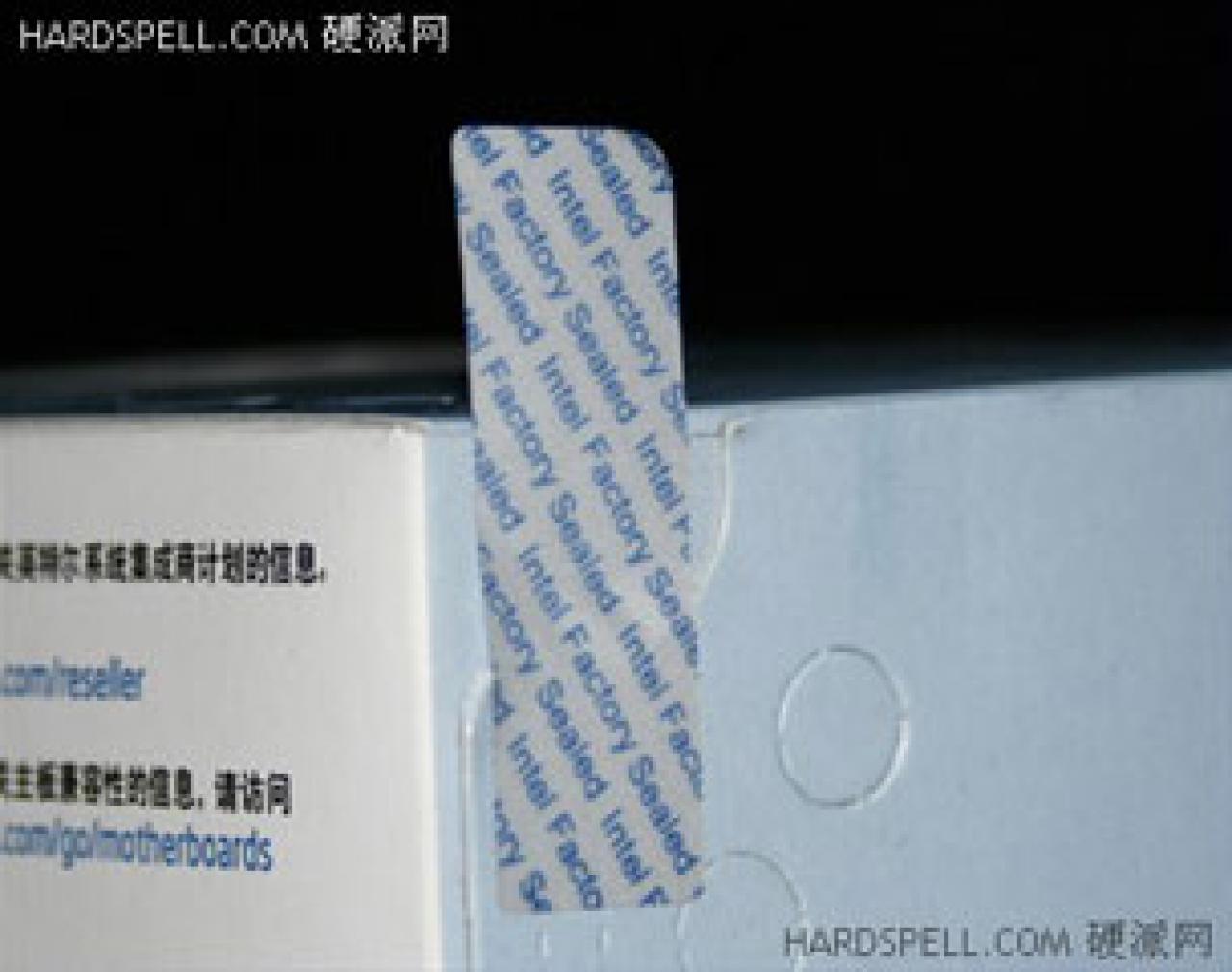[10/04/2008] Fälschung! Das echte Siegel einer Intel Boxed-CPU ist fester und läßt sich nicht einfach wieder anbringen.(Bild: techarp.com)