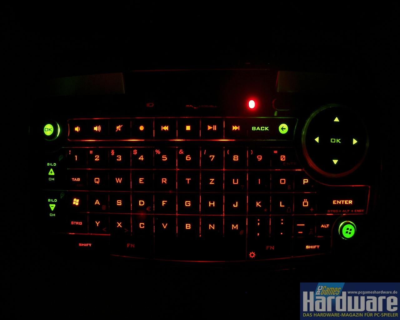 [03/04/2008] Logitech Dinovo Mini: Ist der Multimedia-Steuerungsmodus aktiv wechseln das Click-Pad und einige Tasten zur Farbe Grün.