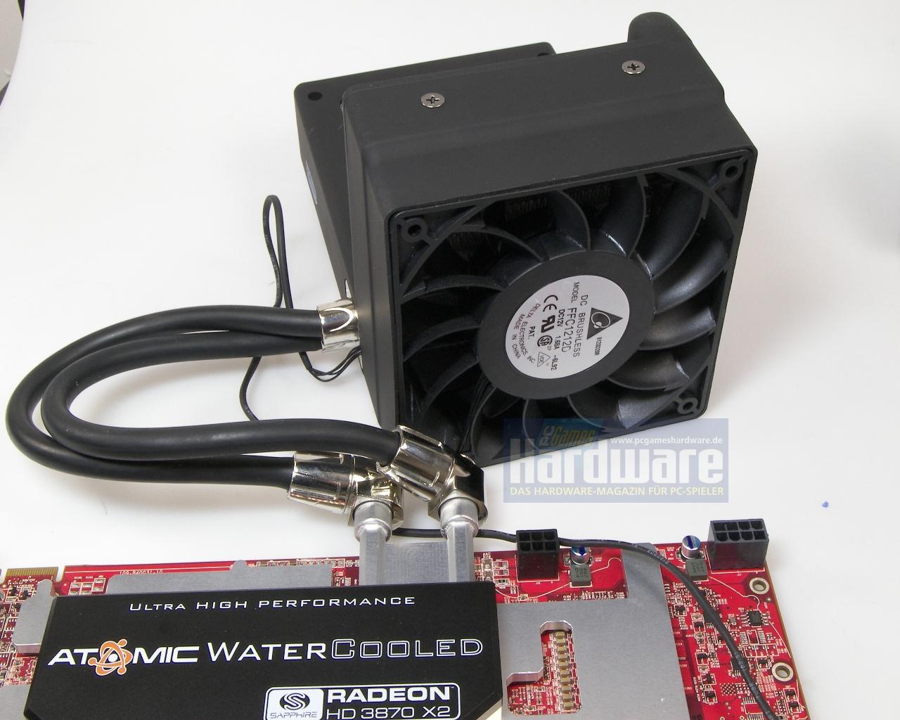 [18/04/2008] Ein komplettes Paket aus Radiator, Lüfter und Pumpe mit Ausgleichsbehälter dient zur Wärmearbfuhr.