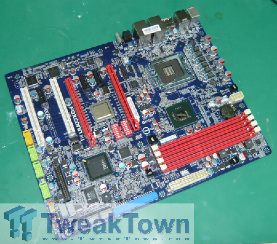 [02/05/2008] Der offizielle Launch von Intels P45 rückt immer näher und so ist es kein Wunder, dass immer mehr Mainboards verschiedener Hersteller ein vorzeitiges Debüt in den Weiten des Internets geben.Den Kollegen bei Tweaktown.com gelang es Foxconns neuestes Mainboard der Quantum-Force-Serie abzulichten. Dieses hört auf den Namen „Avenger“, basiert auf Intels P45-Chipsatz und besitzt zwei PCI-Express-x16-, drei PCI-Express-x1 sowie zwei PCI-Steckplätze. Zum Anschluss verschiedener Peripheriegeräte soll Foxconn das Quantum Force Avenger mit sechs internen USB-Ports, einem Firewire- und sechs angewinkelten Serial-ATA-Anschlüssen aus. (Bild: Tweaktown.com)