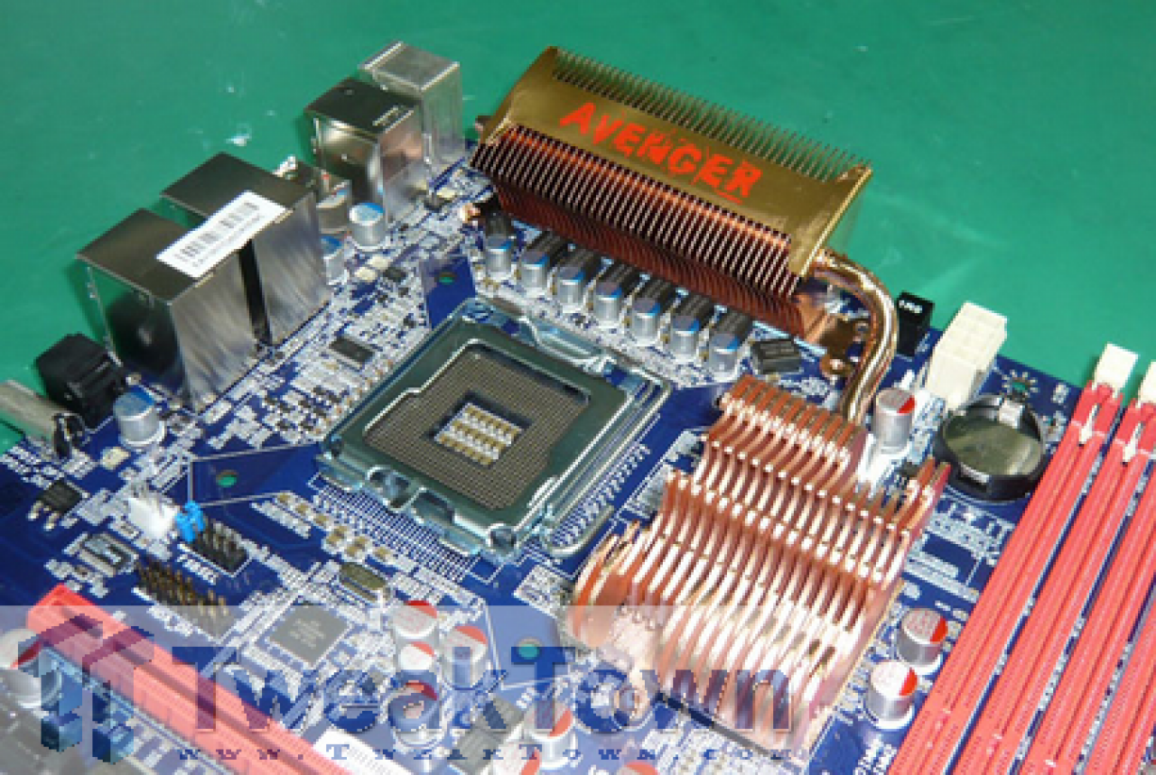 [02/05/2008] Foxconn Quantum Force Avenger: Die neuartige Konstruktion der Kühlkörper ermöglicht die Montage eines in der Höhe verstellbaren Lüfters welcher neben der Nothbridge auch den RAM kühlen soll (Bild: Tweaktown.com)