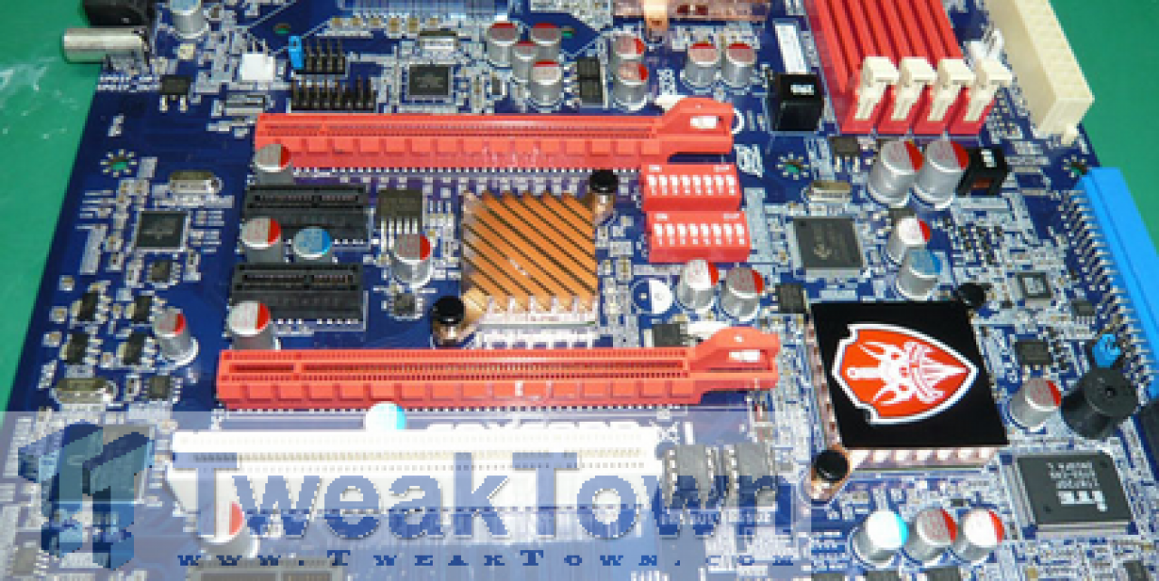 [02/05/2008] Foxconn Quantum Force Avenger: Die neuartige Konstruktion der Kühlkörper ermöglicht die Montage eines in der Höhe verstellbaren Lüfters welcher neben der Nothbridge auch den RAM kühlen soll (Bild: Tweaktown.com)