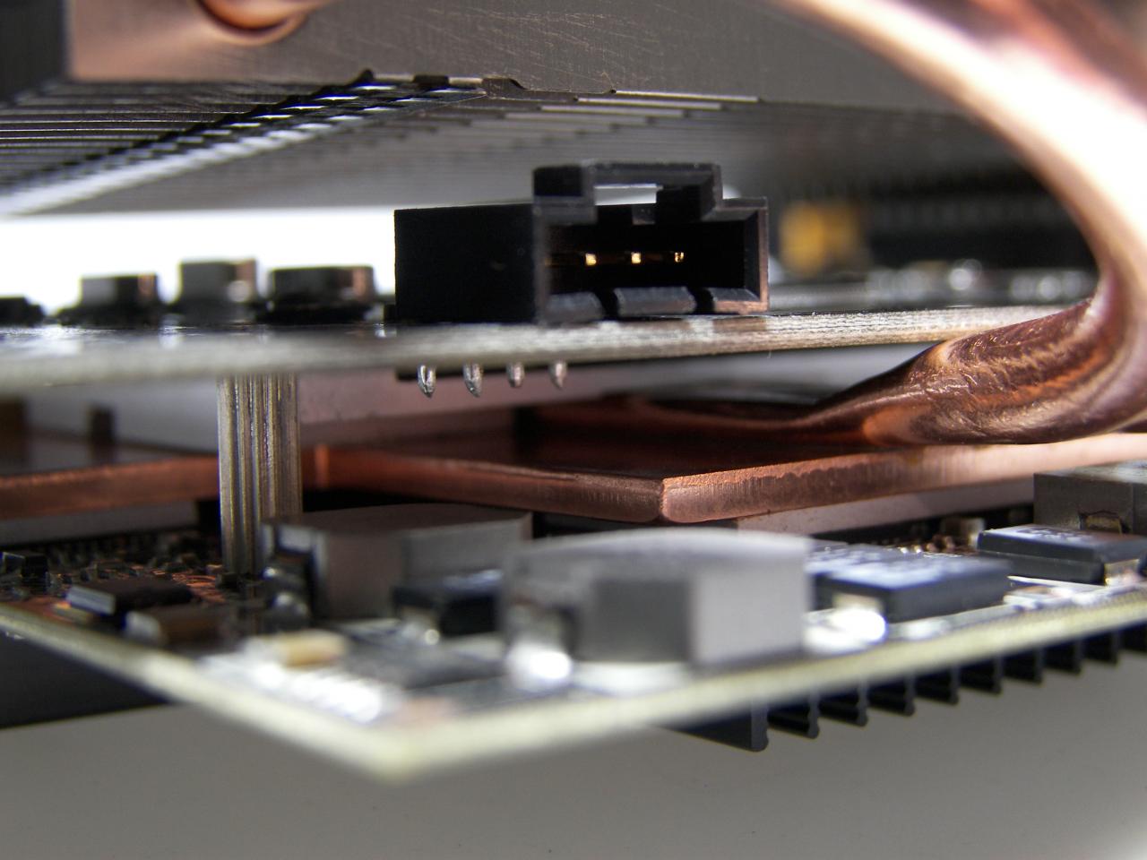 [20/05/2008] Der Kupferkühler hält sowohl GPU als auch VRAM auf erträglichen Temperaturen.