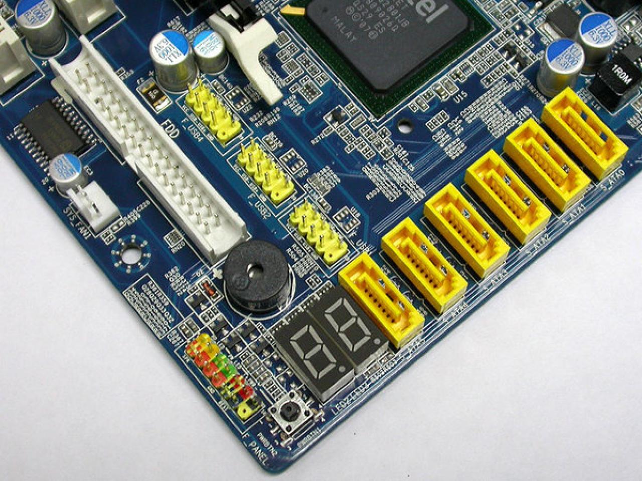 [09/05/2008] Das ASL P43T verfügt unter anderem über sechs Serial-ATA-Anschlüsse (Bild: Zol.com.cn)