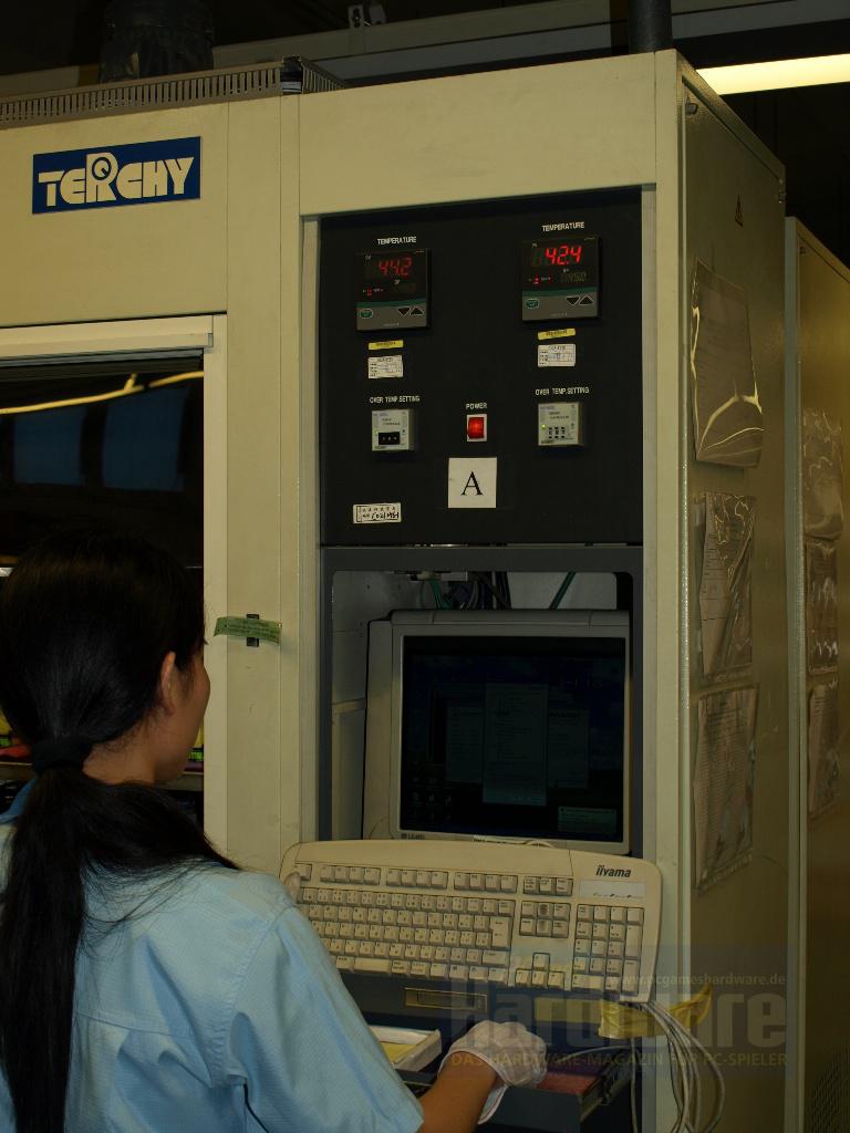 [11/05/2008] Eine Gigabyte-Mitarbeitin führt die Tests alleine durch. Für alle Platinen werden nur ein Monitor und eine Tastatur verwendet. (Bild: PCGH)
