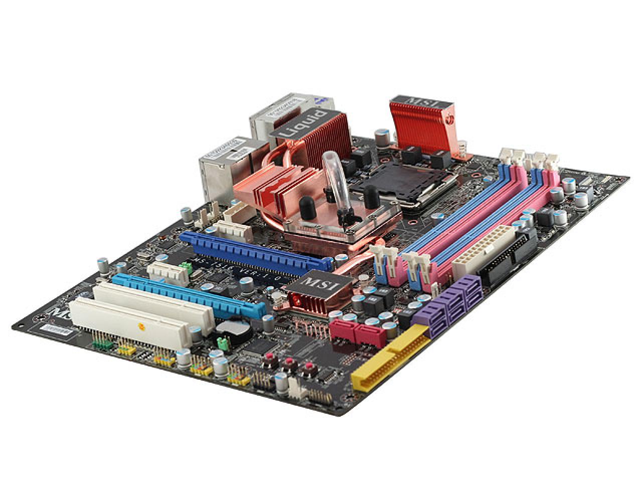 [06/05/2008] Auf der Webseite von HKEPC sind erster Bilder eines MSI P45 Diamond aufgetaucht. Die technischen Details zum Chipsatz selbst sind vergleichbar mit bisher vorgestellten P45-Platinen. Ein besonderes Merkmal des MSI P45 Diamond scheint das Kühldesign zu sein. Das Board verfügt über eine Heatpipe-Kühlung für den Chipsatz, wobei die Northbridge direkt per Wasser gekühlt werden kann. Ob es sich um das finale Design handelt, ist ungewiß, denn wie auf den Bildern mit South- und Northbridge-Chip zu sehen, handelt es sich noch um ein sogenanntes Engineering-Sample. (Bilder: HKEPC)