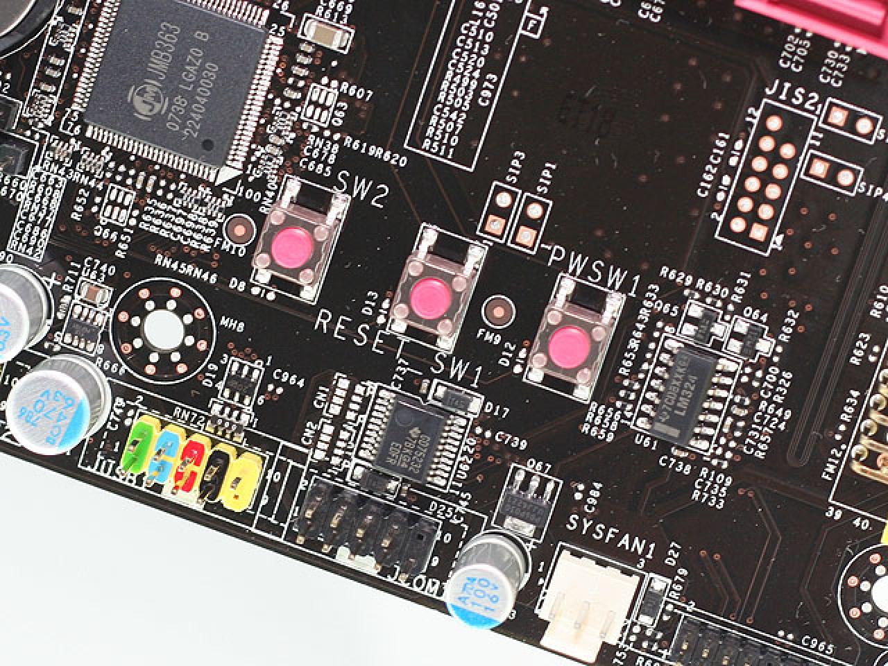 [06/05/2008] MSI P45 Diamond: Mit Power- Reset- und vermultich CMOS-Reset-Button (Bild: HKEPC)
