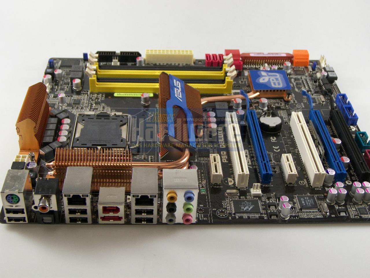 [05/05/2008] Asus P5Q Deluxe: Viel Platz trotz mächtiger Kühlung. (Bild: PCGH)