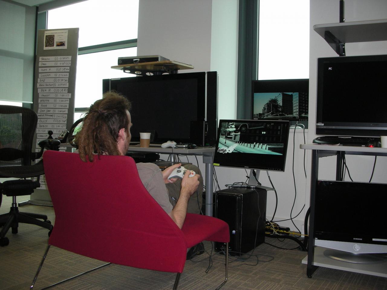 [09/05/2008] Die Entwickler von Burnout Paradise, Criterion Games, üben schon mal das PC-Spielen.