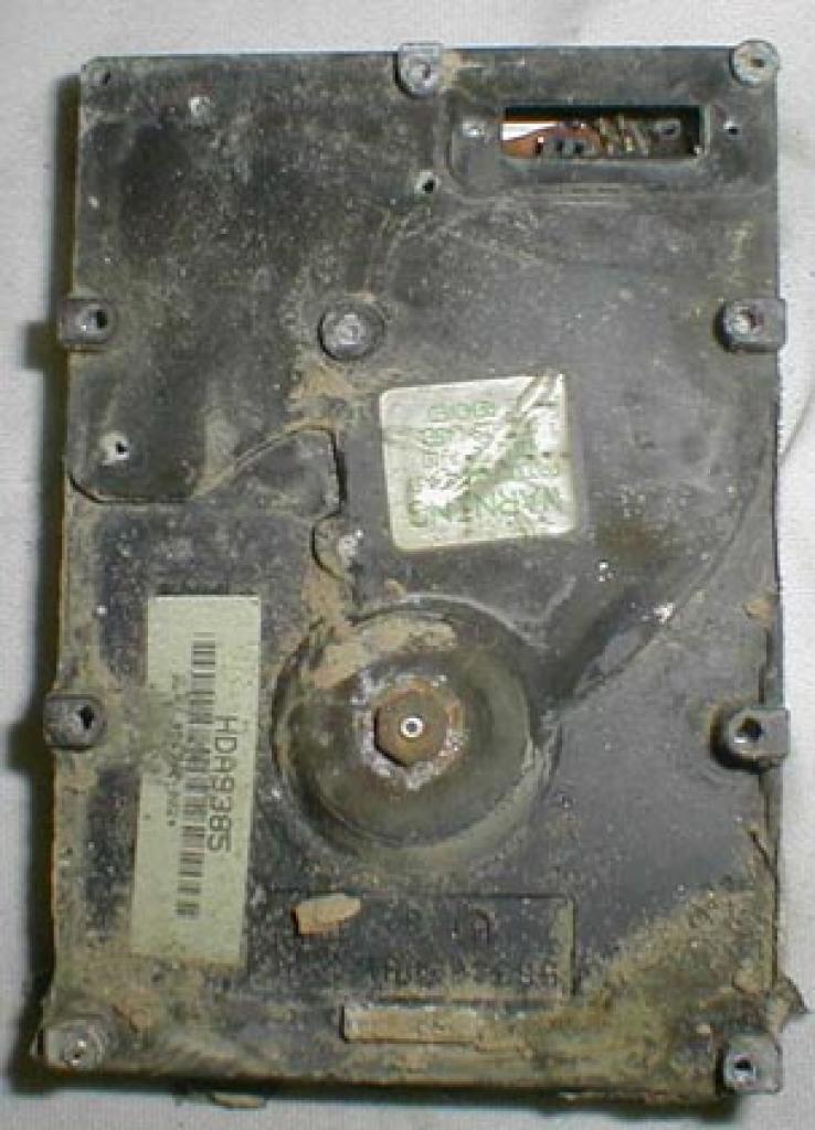 [27/05/2008] Die verkohlte 340-MiByte-Platte aus der Columbia. (Bild: AP)