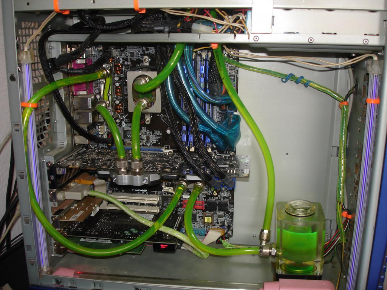 [01/05/2008] PC Games Hardware Extreme: Im Thread WaKü ***Bilderthread*** zeigen PCGHX-User auf aktuell 33 Seiten Bilder ihrer Wasserkühlungen. Zeigen Sie uns Ihre Wasserkühlung!