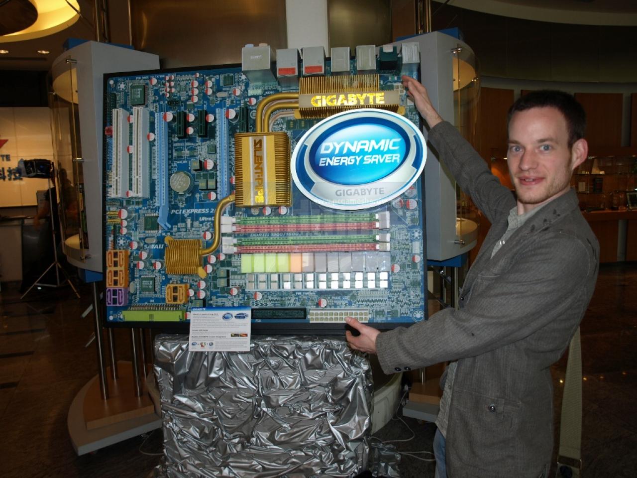 [09/05/2008] Der größte Mainboard-Test der Welt oder doch nur Daniel Möllendorfs Ersteindruck vom größten Mainboard der Welt? (Bild: PCGH)